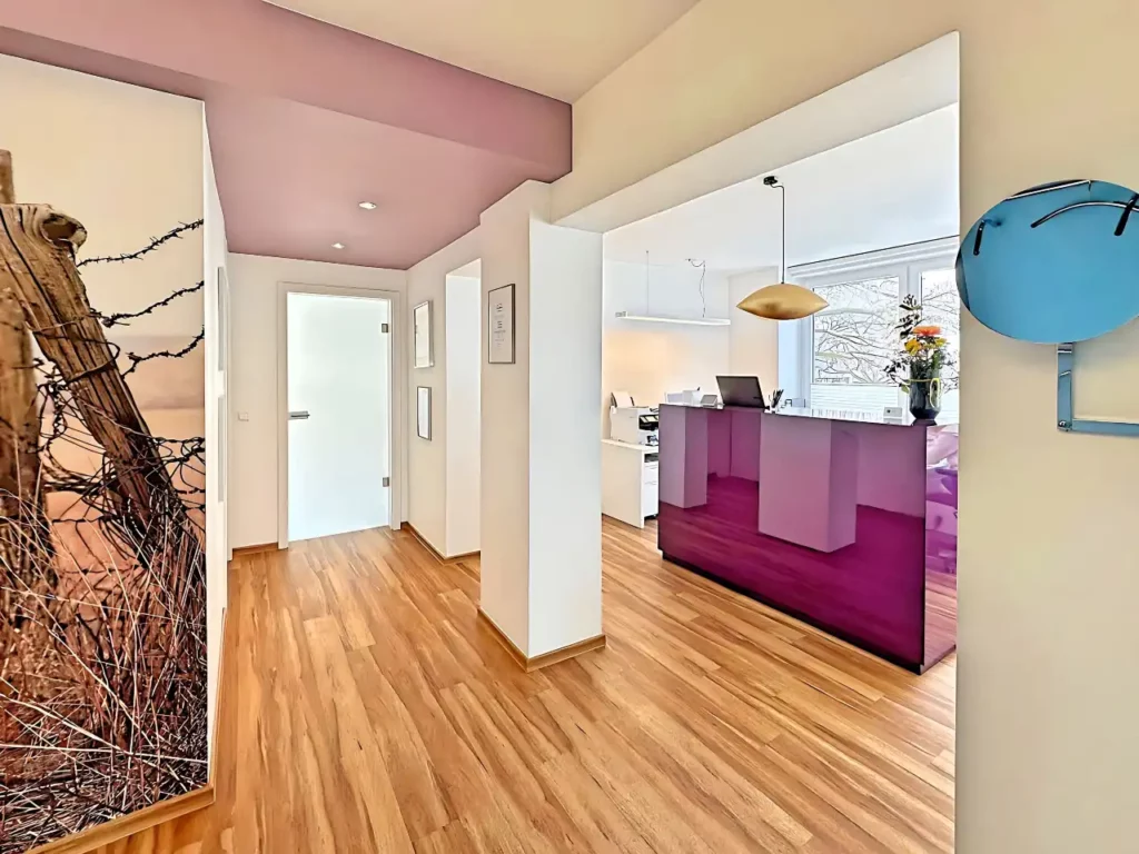 Zahnsrzt Praxis Nassadowski Hannover aufgenommen mit iphone 14 Pro Max bearbeitet. Color Correction und Color Grading um google unternehmensprofil optimieren lassen