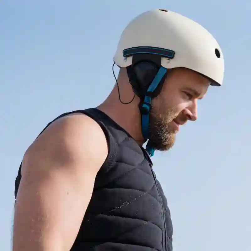 Mann mit Bart und weißem Helm der eine schwarze Neopremweste trägt um google unternehmensprofil optimieren lassen